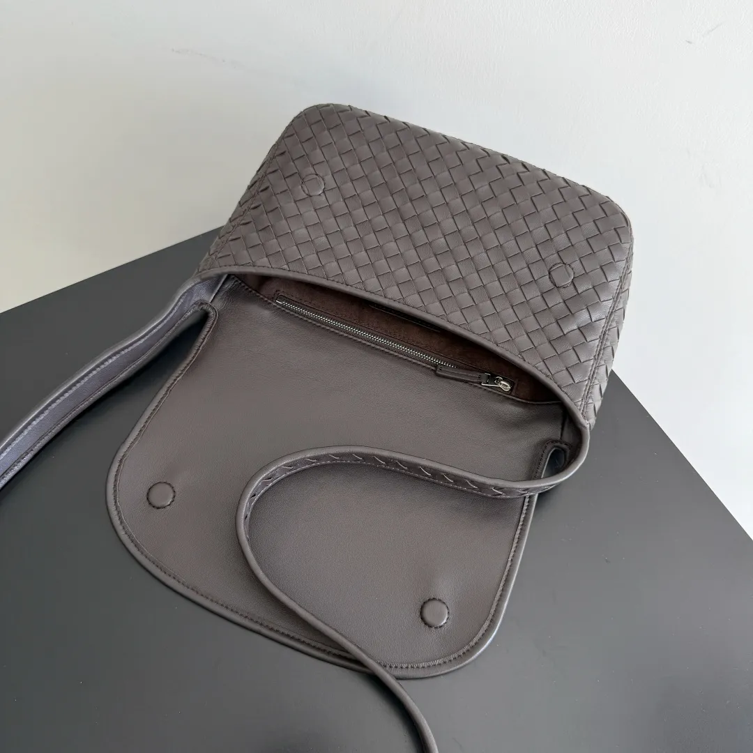 Batch 2020 BOTTEGA VENETA2025 new Veneto flip back bag has been changed from the previous zipper style to a flip design, which is safe, convenient and fashionable. The suction buckle style is also more popular among boys and girls❤️but the zipper compartment is still retained inside. It is not only comfortable, but also elegant and calm, and looks more casual. It is suitable for matching with all kinds of business and casual clothes 😊 to add casual sexiness and make the outfit more complete. The weaving process looks more old-money and retro, and it also has piping processing. Suitable for daily scenes such as shopping and commuting, comfortable and stylish! 💼 Style number: 843836 Color: black brown Size: 26*18.5*5cm